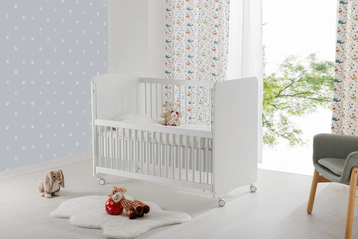BabyWhen 1065 White Mother Side Crib with wheels 120 X60